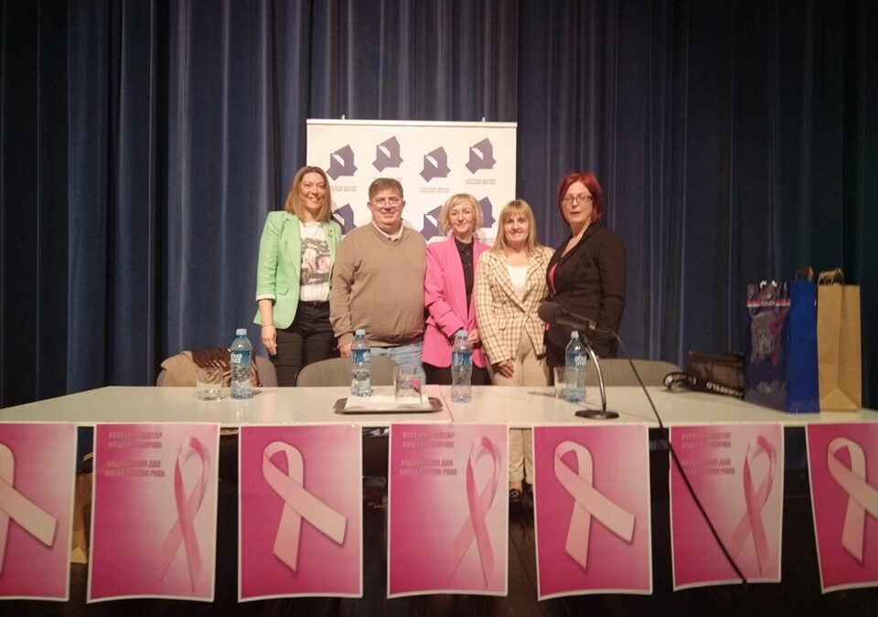 Prof. dr Nataša Prvulović Bunović, doc. dr Ivana Kolarov Bjelobrk, spec. internista onkolog i dr Aleksandar Plzak spec. hirurgije – Tribina o prevenciji karcinoma dojke. Beočin. 22.04.2024.